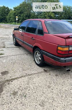 Седан Volkswagen Passat 1990 в Мостиске