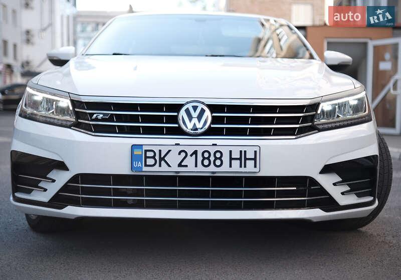Седан Volkswagen Passat 2016 в Ровно