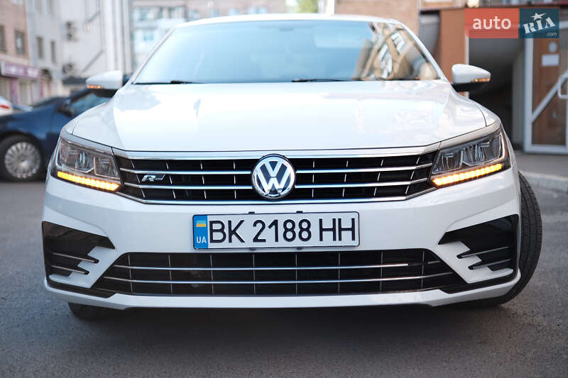 Седан Volkswagen Passat 2016 в Ровно