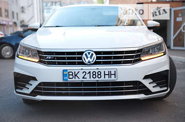 Седан Volkswagen Passat 2016 в Ровно