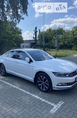 Седан Volkswagen Passat 2018 в Киеве