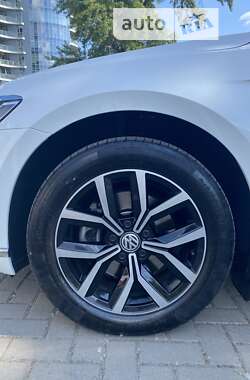 Седан Volkswagen Passat 2018 в Киеве