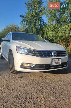 Седан Volkswagen Passat 2016 в Києві