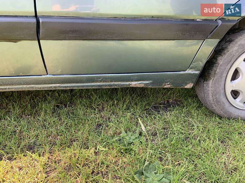 Седан Volkswagen Passat 1988 в Бродах