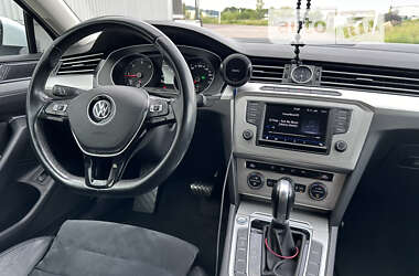 Седан Volkswagen Passat 2016 в Хусте