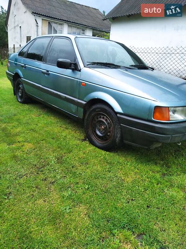 Седан Volkswagen Passat 1991 в Мостиске