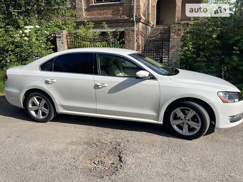 Седан Volkswagen Passat 2015 в Ровно