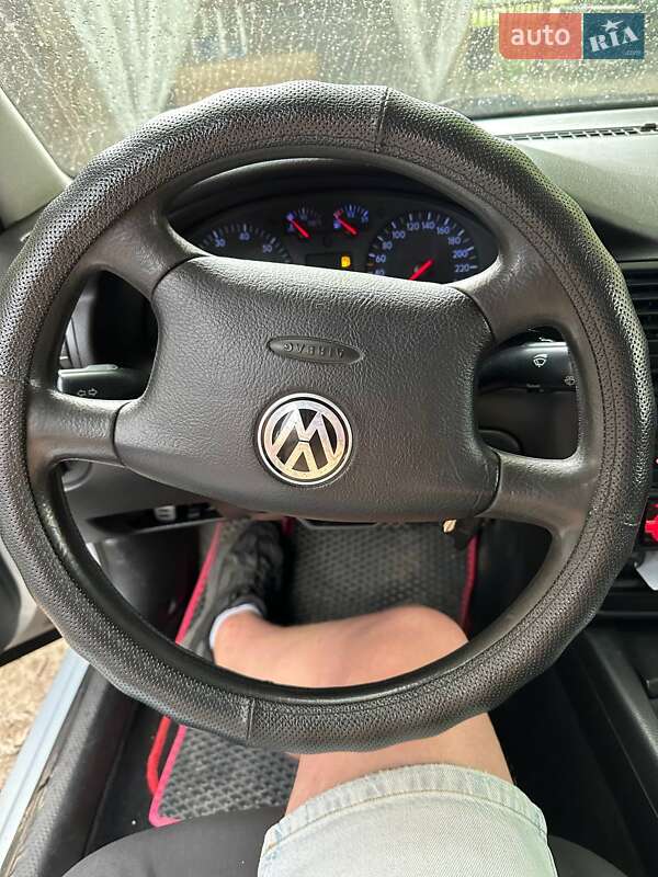 Седан Volkswagen Passat 1998 в Нововолынске