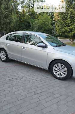 Седан Volkswagen Passat 2012 в Дубні