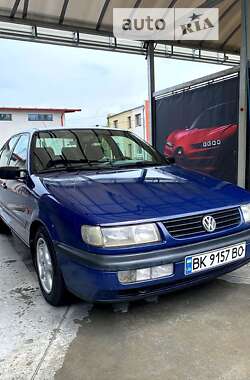 Седан Volkswagen Passat 1996 в Ровно
