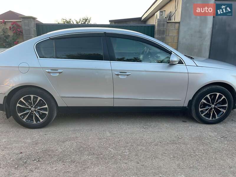 Седан Volkswagen Passat 2006 в Одессе