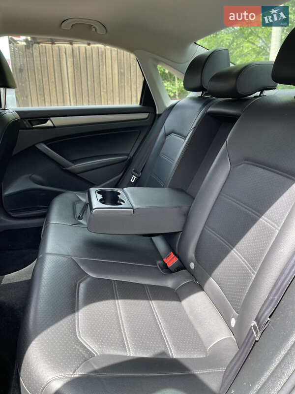 Седан Volkswagen Passat 2013 в Львове