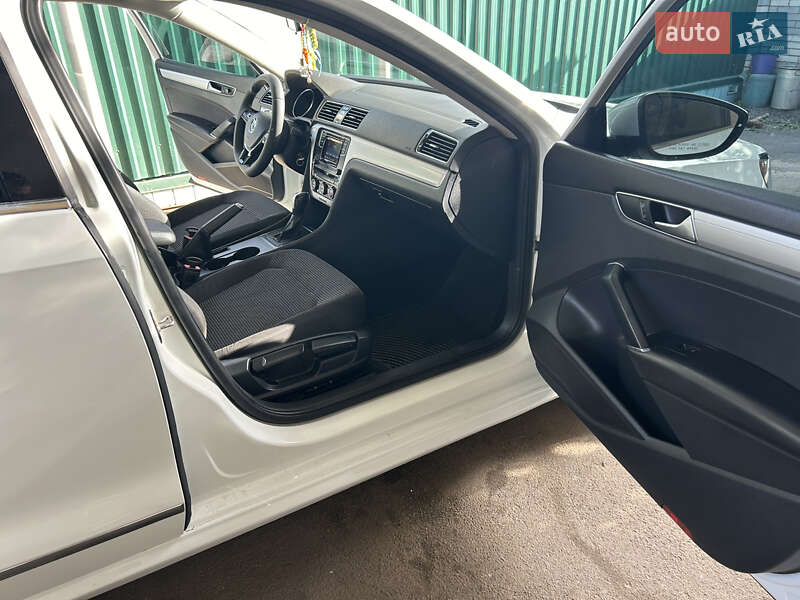 Седан Volkswagen Passat 2015 в Днепре