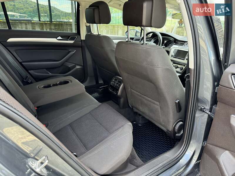 Седан Volkswagen Passat 2016 в Львове