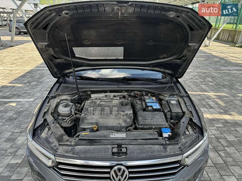 Седан Volkswagen Passat 2016 в Львове