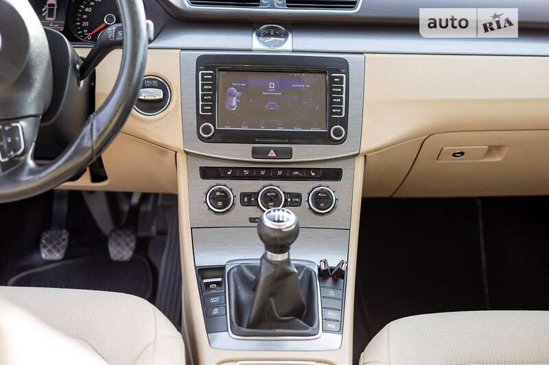 Універсал Volkswagen Passat 2012 в Івано-Франківську