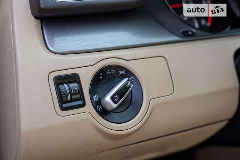 Універсал Volkswagen Passat 2012 в Івано-Франківську