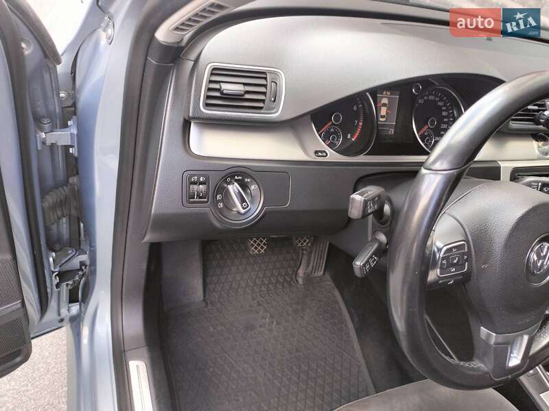 Седан Volkswagen Passat 2012 в Києві