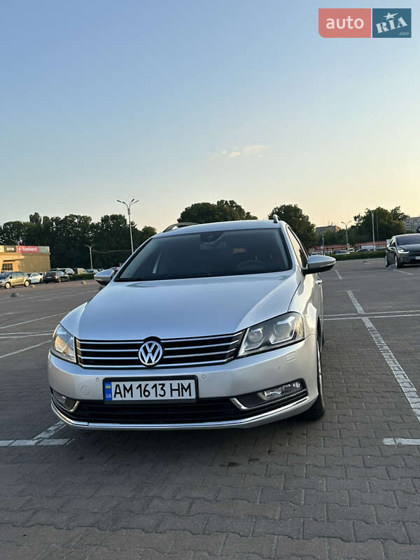 Універсал Volkswagen Passat 2012 в Житомирі