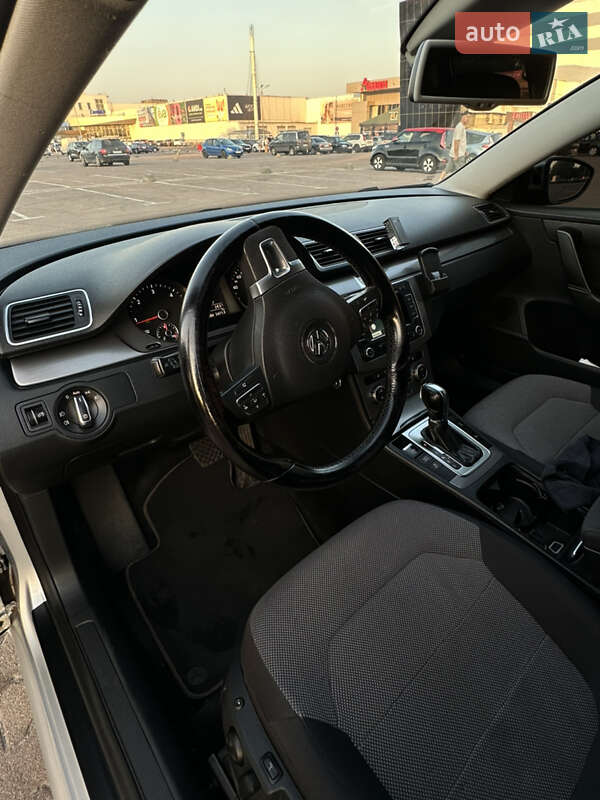 Універсал Volkswagen Passat 2012 в Житомирі