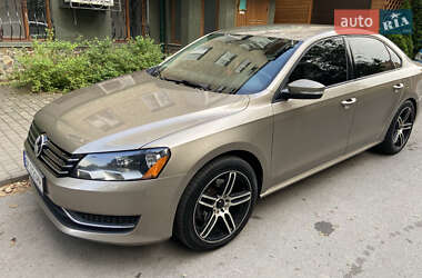 Седан Volkswagen Passat 2014 в Ровно
