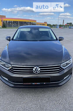 Седан Volkswagen Passat 2014 в Чернівцях