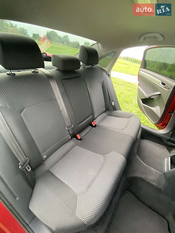 Седан Volkswagen Passat 2015 в Луцке