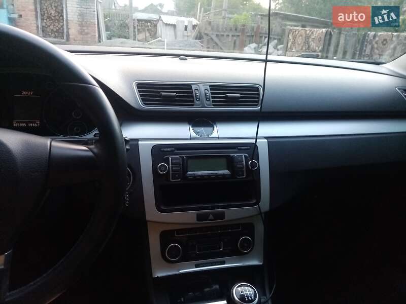 Универсал Volkswagen Passat 2011 в Романове