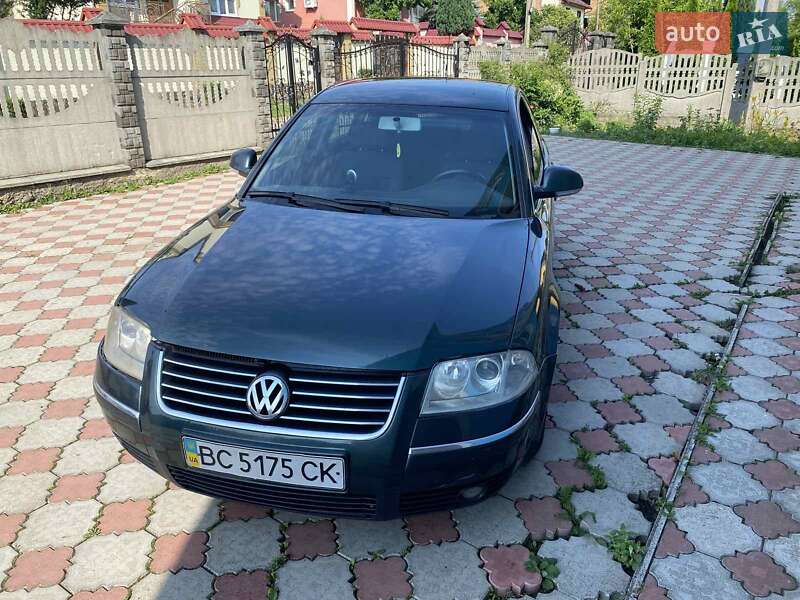 Седан Volkswagen Passat 2004 в Мостиске