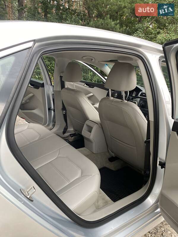 Седан Volkswagen Passat 2015 в Львове