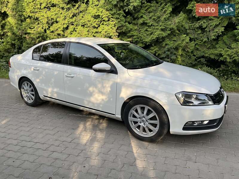 Седан Volkswagen Passat 2012 в Львове