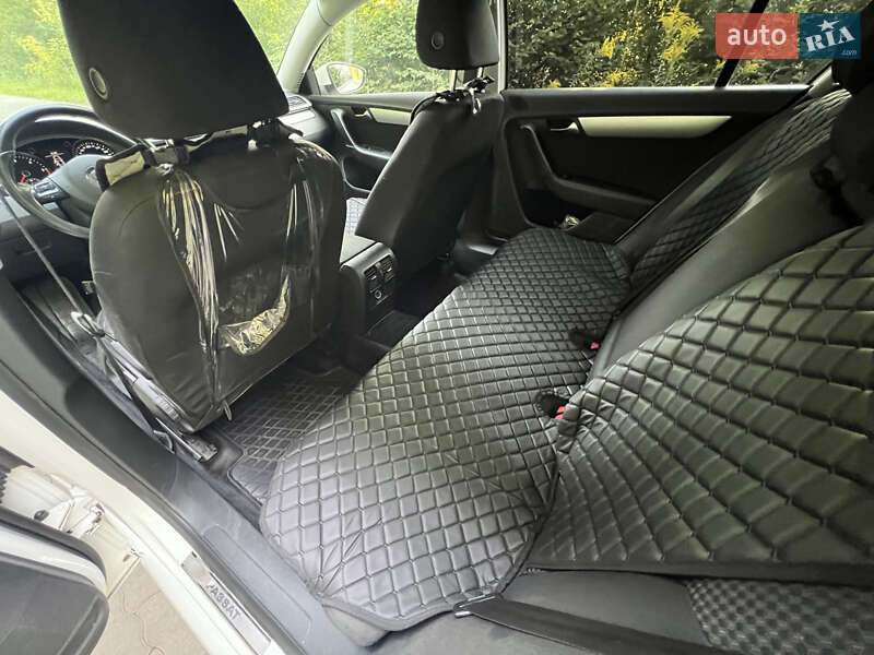 Седан Volkswagen Passat 2012 в Львове