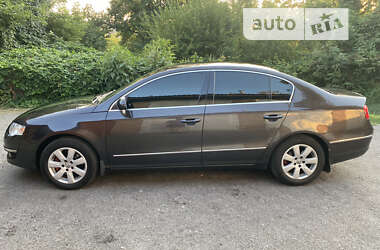 Седан Volkswagen Passat 2007 в Ромнах