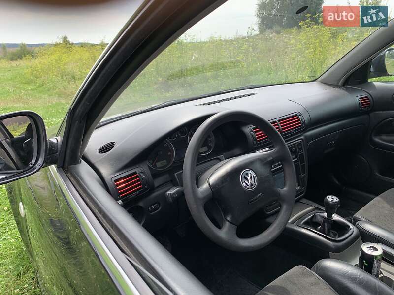 Седан Volkswagen Passat 2001 в Мостиске