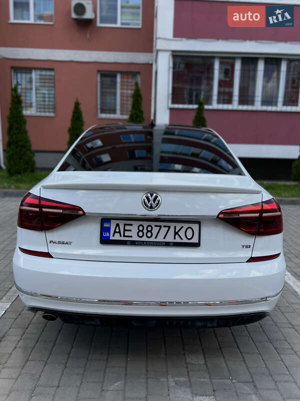 Седан Volkswagen Passat 2016 в Днепре