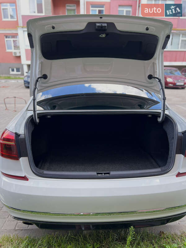 Седан Volkswagen Passat 2016 в Днепре