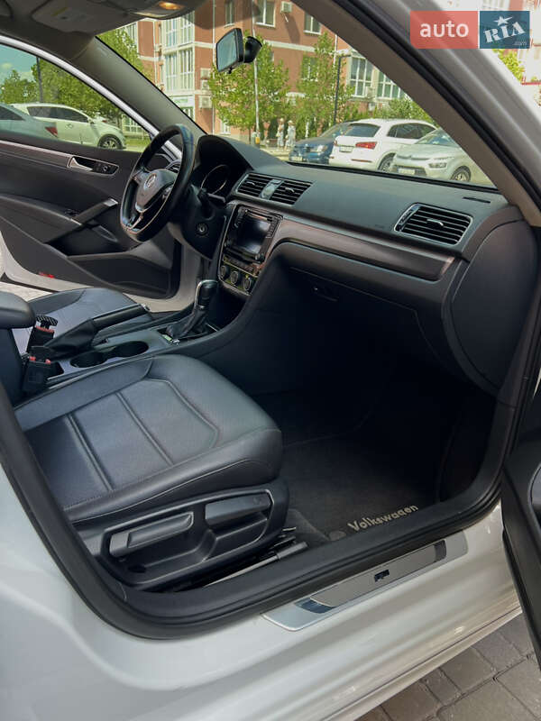 Седан Volkswagen Passat 2016 в Днепре