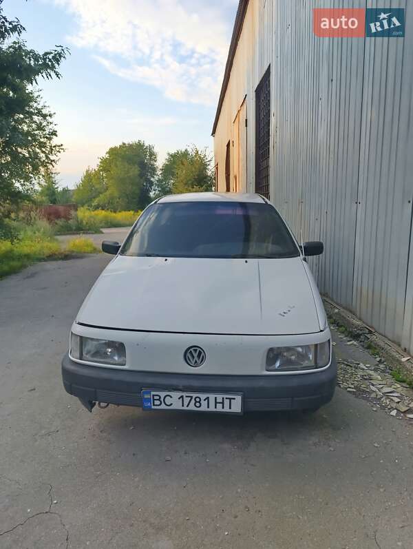 Седан Volkswagen Passat 1992 в Буську