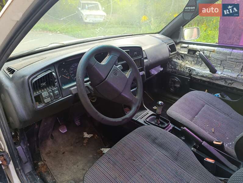 Седан Volkswagen Passat 1992 в Буську