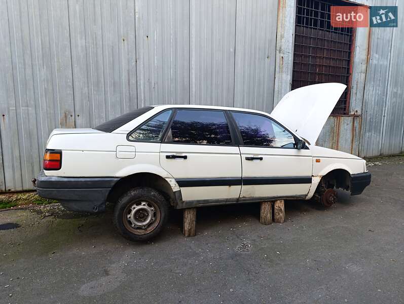 Седан Volkswagen Passat 1992 в Буську