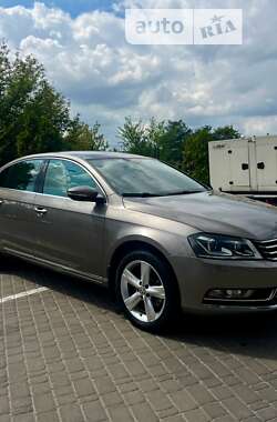 Седан Volkswagen Passat 2011 в Києві