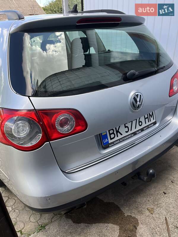 Універсал Volkswagen Passat 2010 в Острозі