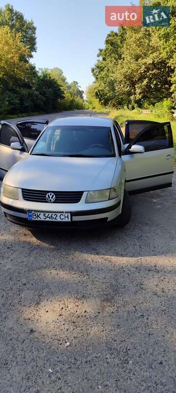 Седан Volkswagen Passat 1998 в Ровно