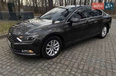 Седан Volkswagen Passat 2017 в Каневе