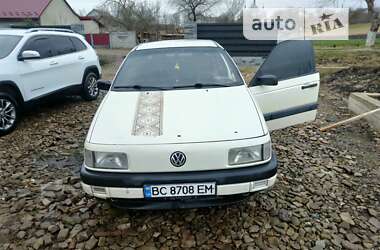 Седан Volkswagen Passat 1988 в Мостиске