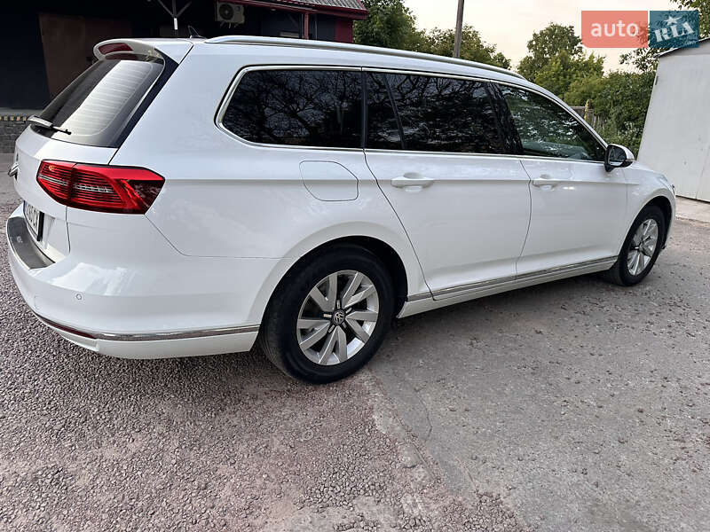 Універсал Volkswagen Passat 2017 в Житомирі