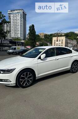 Седан Volkswagen Passat 2018 в Киеве