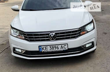 Седан Volkswagen Passat 2016 в Днепре