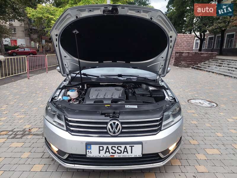 Універсал Volkswagen Passat 2013 в Одесі