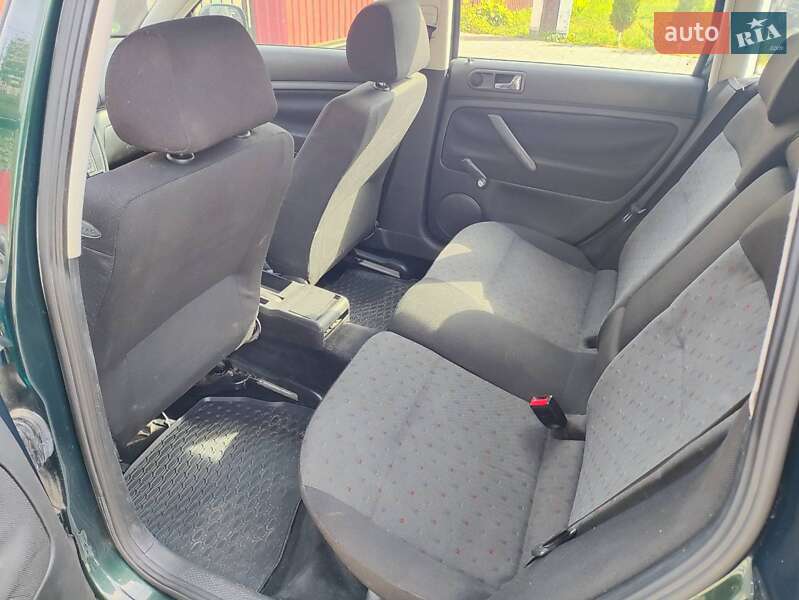 Універсал Volkswagen Passat 1998 в Рокитному